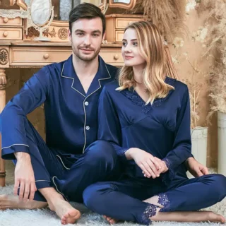 Pyjama Assorti en Satin Bleu pour Couple